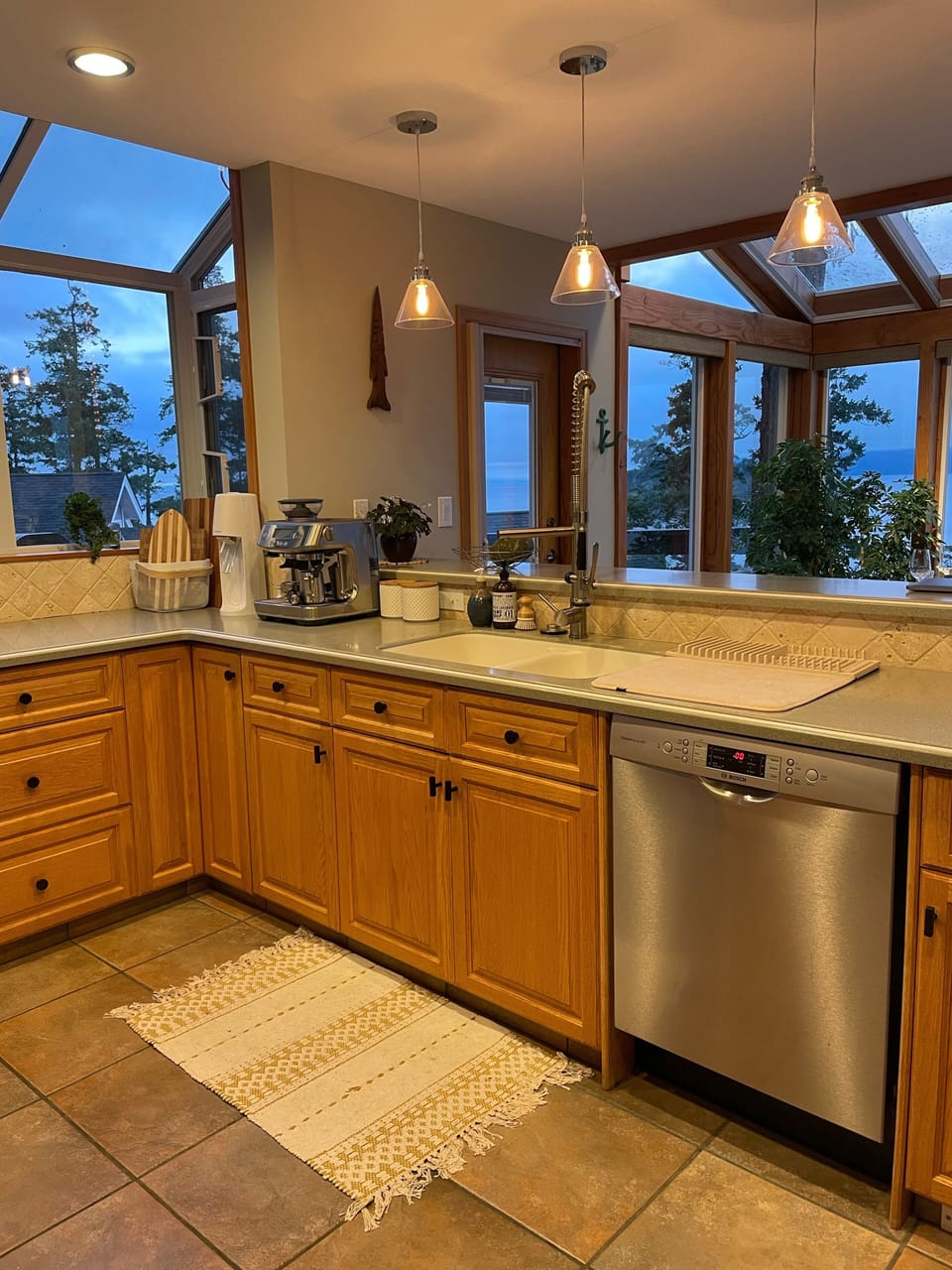 Open and airy kitchen with views in every direction