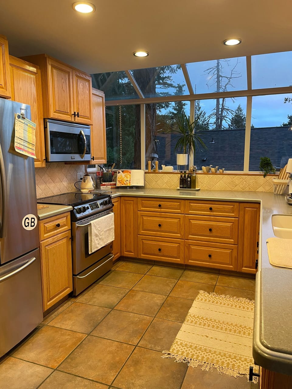 Fully stocked kitchen to prepare delicious meals 