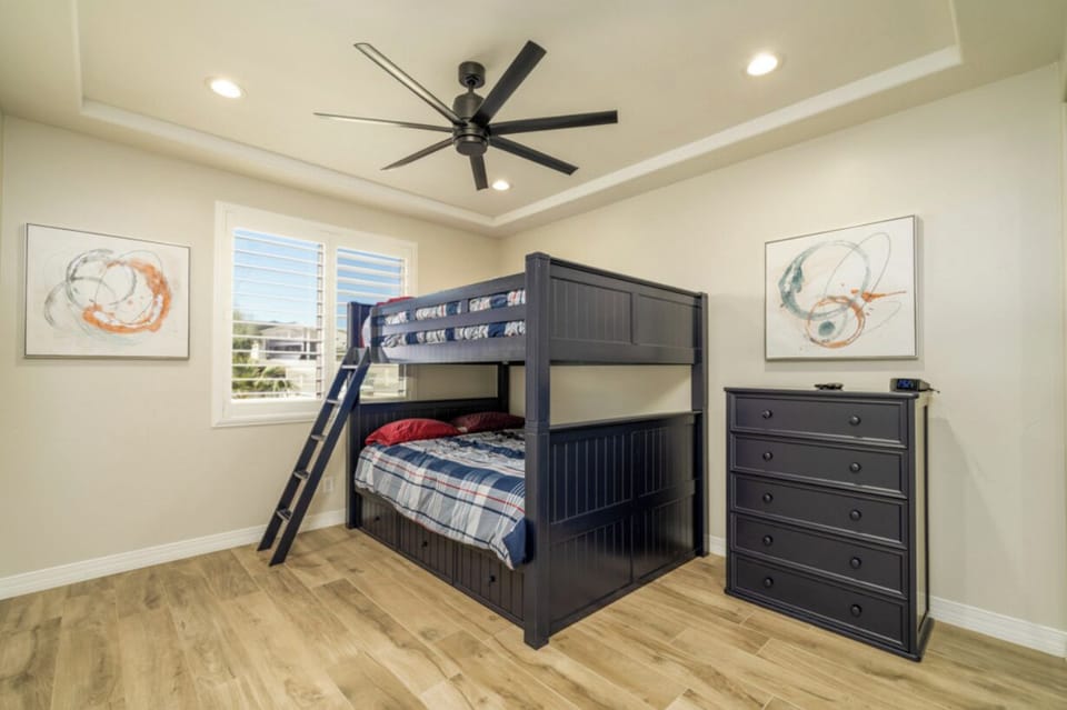 TWO QUEEN BUNKS AND A TRUNDLE
