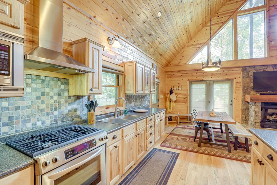 Kitchen | Cooking Basics | Coffee Maker | Paper Towels/Trash Bags Provided