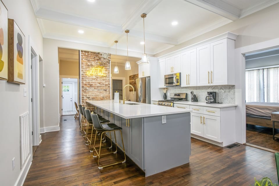 Welcome to Atlanta! Huge kitchen and bar to hangout