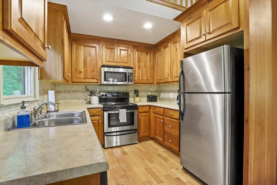 Refrigerator with ice maker