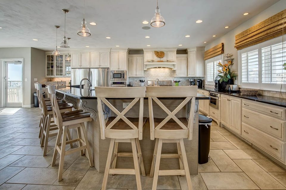 Mid-Level Kitchen with Bar (seats 8)