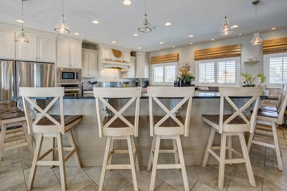 Mid-Level Kitchen with Bar (seats 8)