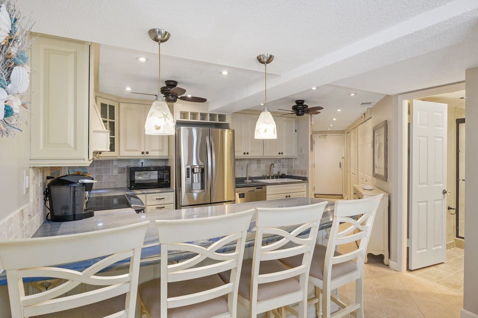 The Beautiful Breakfast Bar is the perfect space for a quick bite before heading out for another day of Fun in the Sun!
