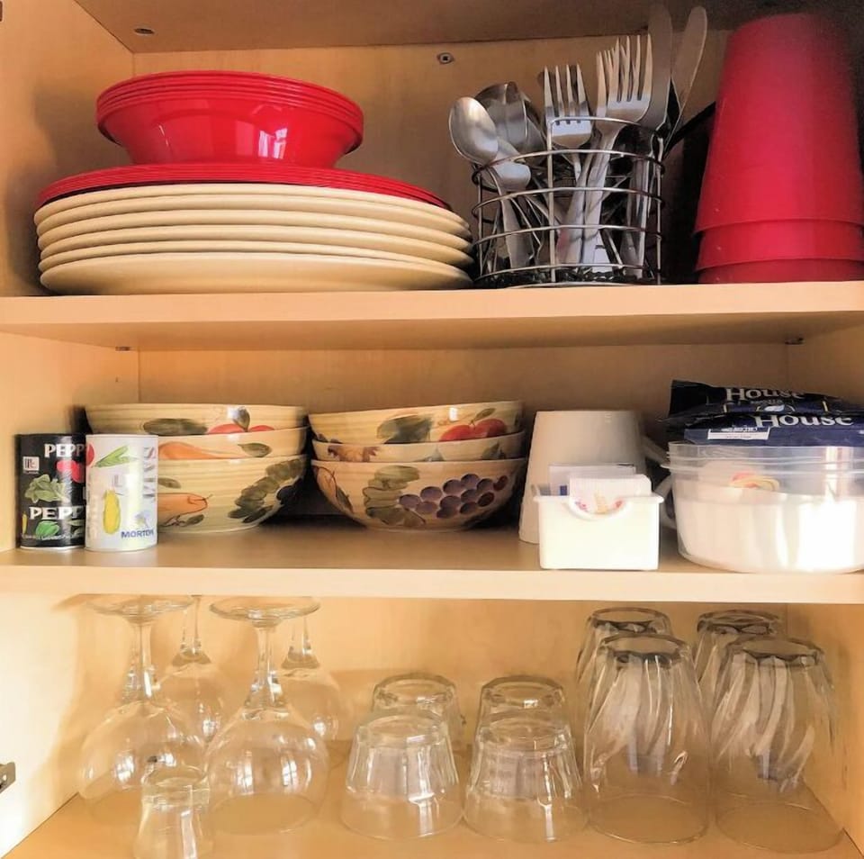 Dishes and glassware - Servings for 6 people