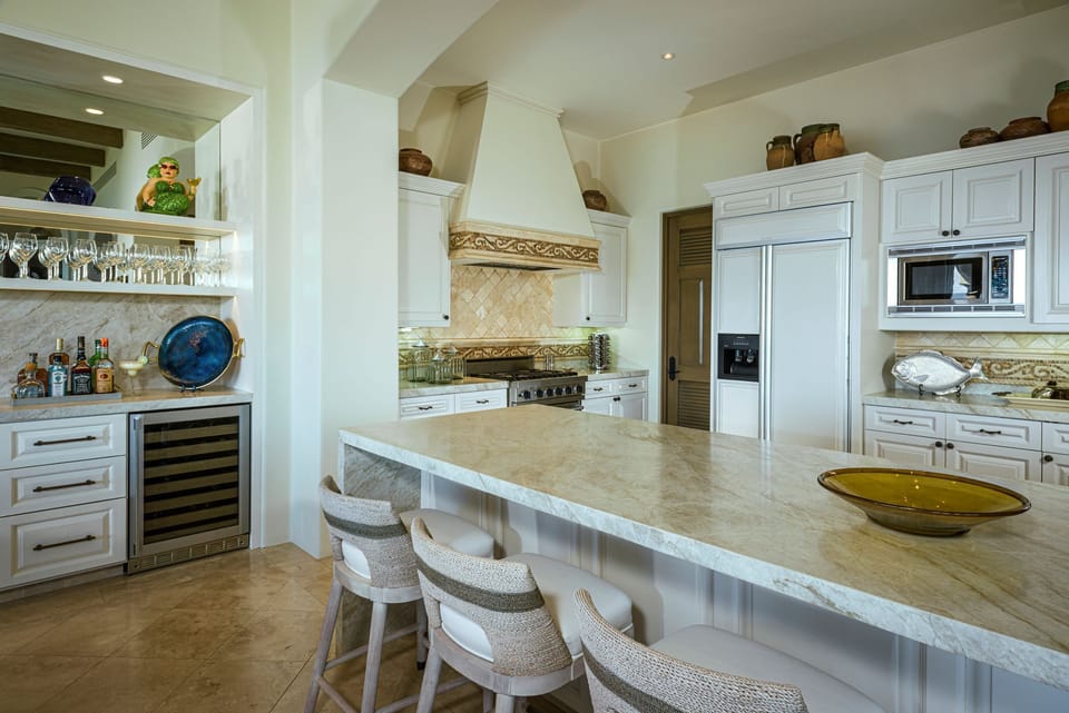 Fully appointed kitchen with breakfast bar and four barstools!