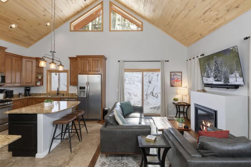 Fireplace & ample cozy time