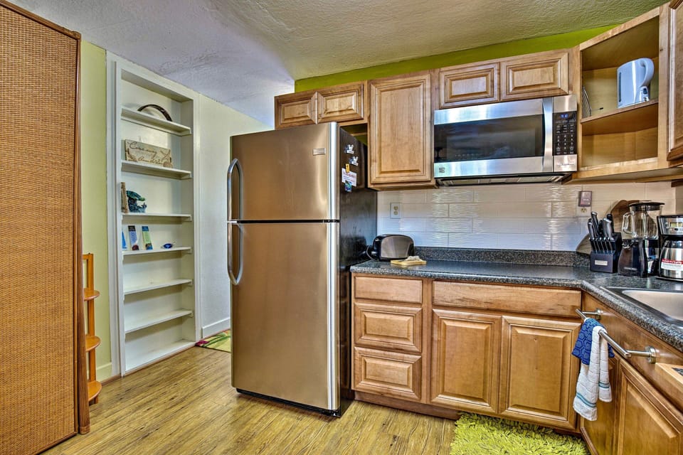 Flooring, Shelf, Room, Indoors, Refrigerator