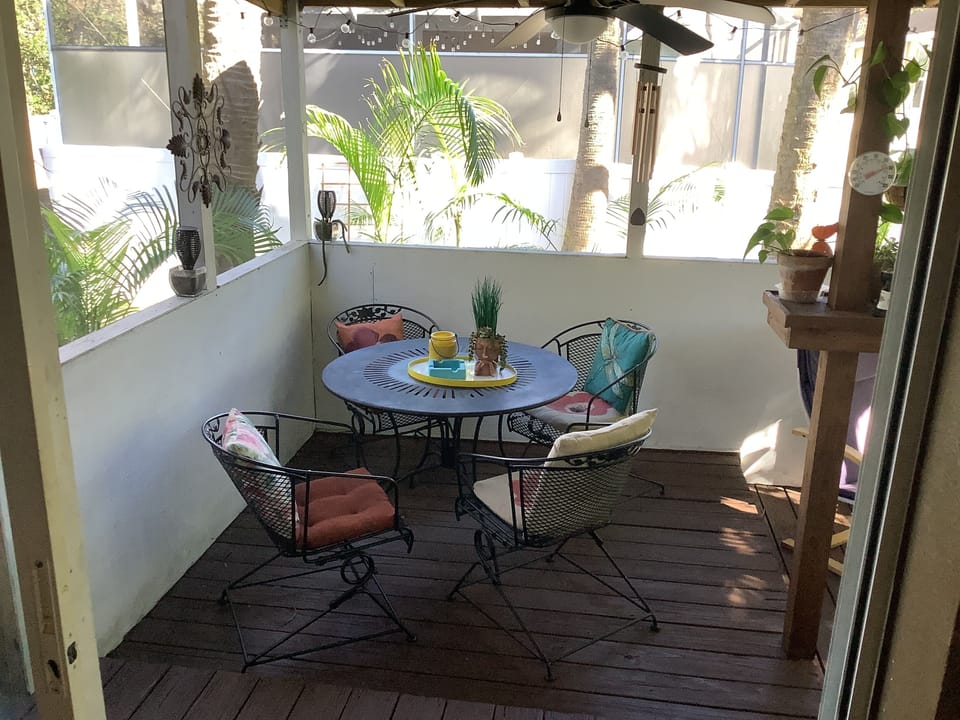 Screened patio(Smoking Allowed)