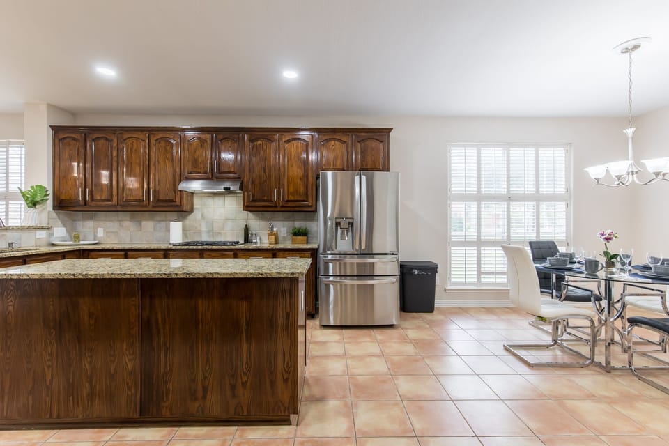 Full size kitchen great for making your favorite meals!