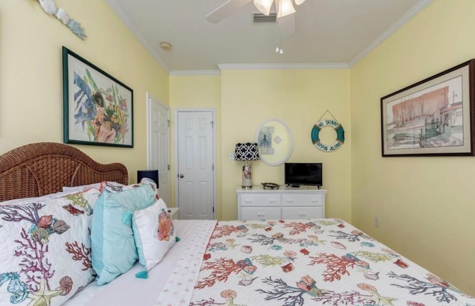 Guest bedroom with queen bed. 