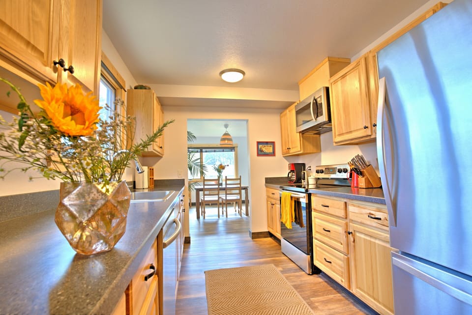 Large kitchen with additional breakfast nook (not pictured)
