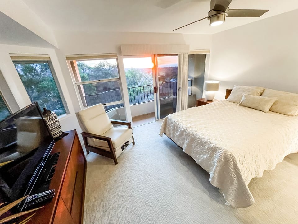 Master Bedroom (upstairs) - Cal King-size Bed