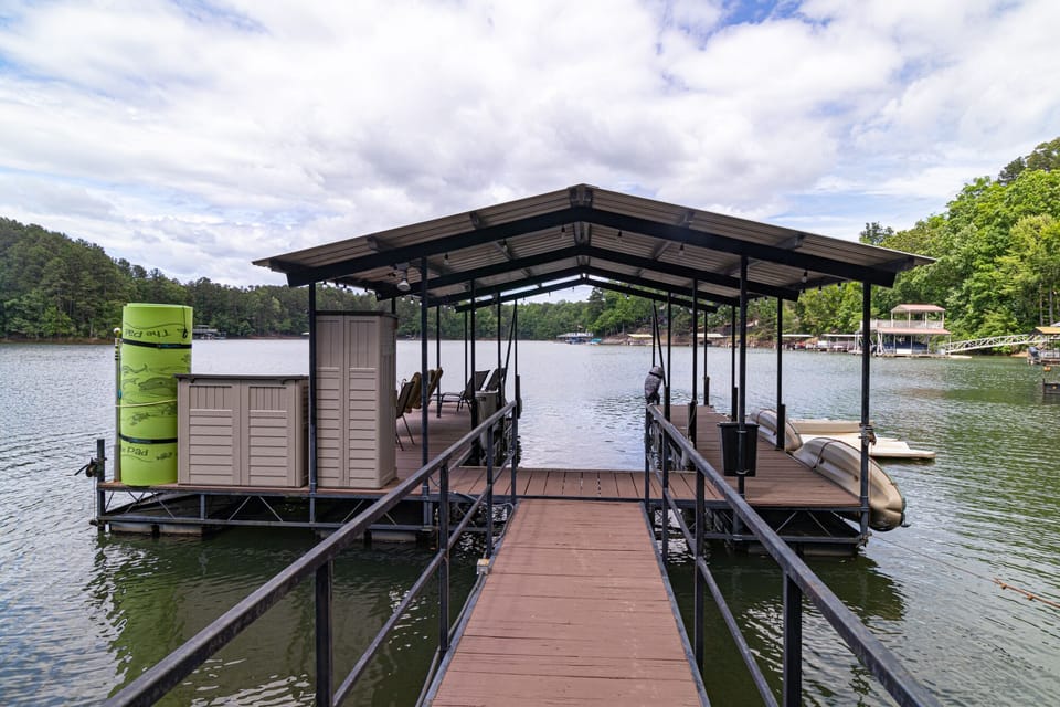 Wi-Fi @ the dock, 3 kayaks & a water mat will provide endless entertainment.