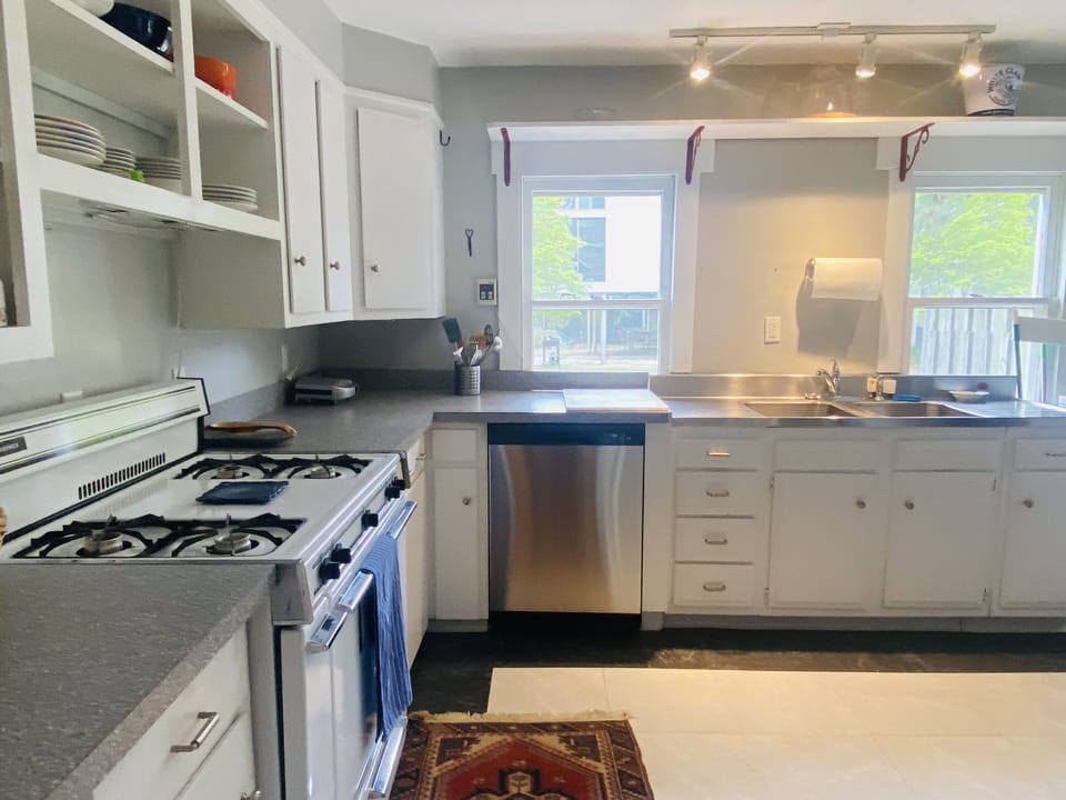 Efficient working kitchen. 