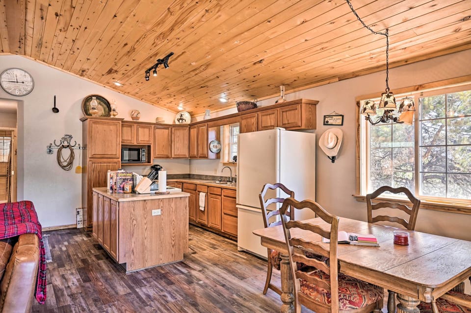 Dining Area | Dishware & Flatware Provided