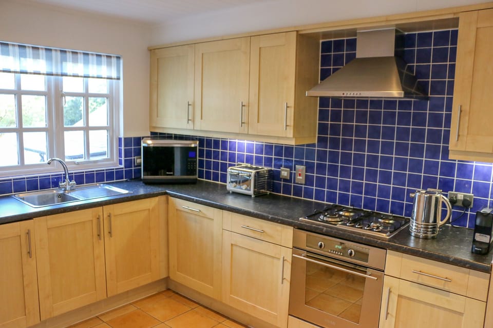 Modern, well equipped kitchen with American style fridge/freezer/ice maker