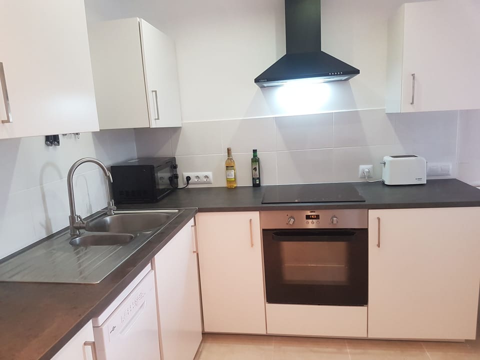 Oven, hob & extractor fan