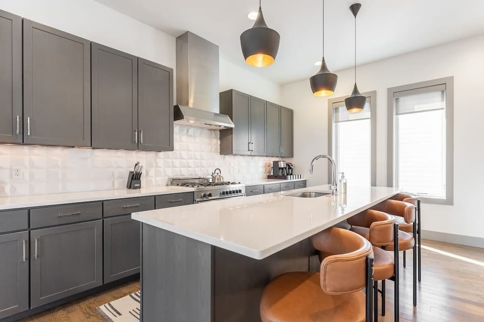 Modern elegance meets functionality in this fully equipped space, ideal for culinary adventures!
