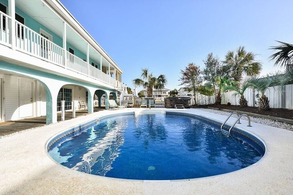 GORGEOUS private pool, hot tub and outdoor shower. Pool heat available