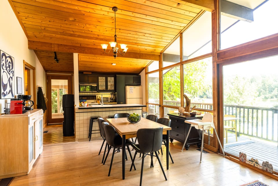 The dining table extends to comfortably sit 8 guests.