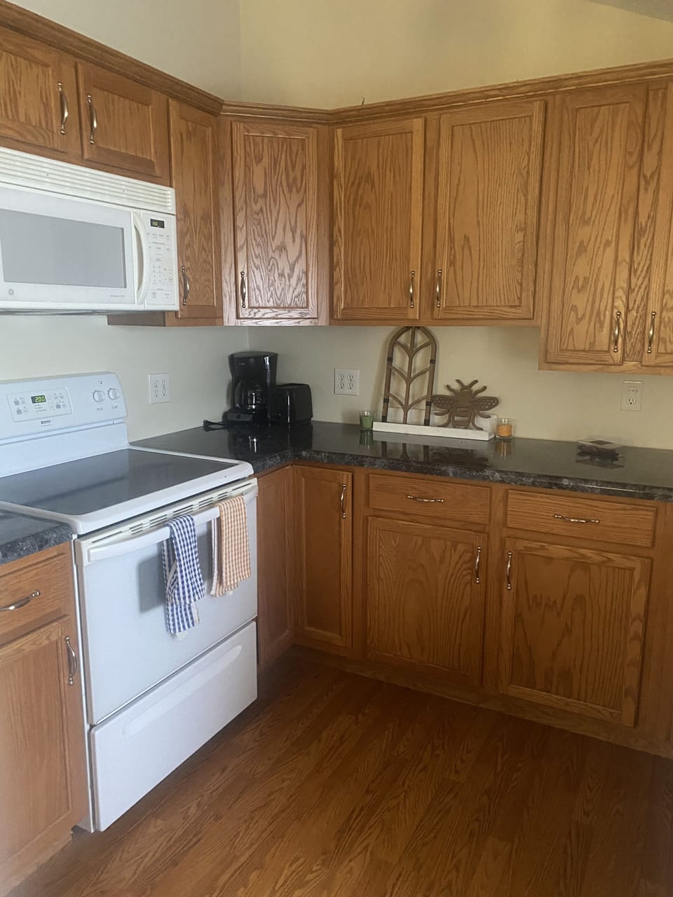 Kitchen w/ counter space 