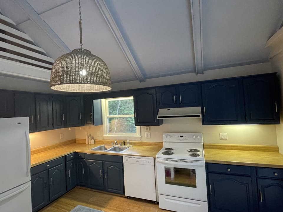 Large kitchen with dining room table which seats 6 comfortably 