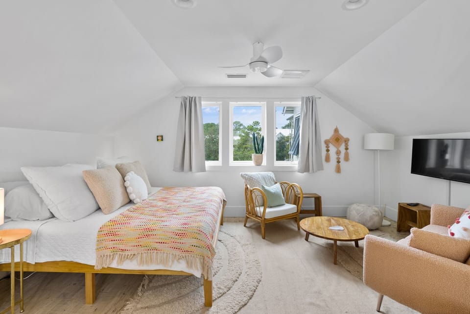 Attached but private bedroom 5 with sitting area and private en-suite bathroom. 