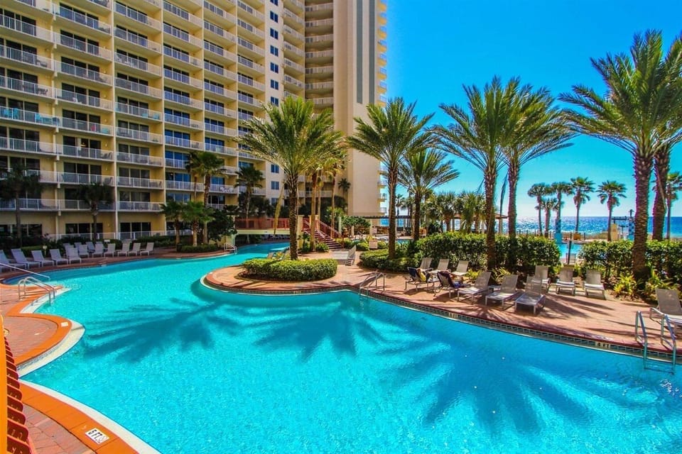 Beautiful Pool with Zero Entry