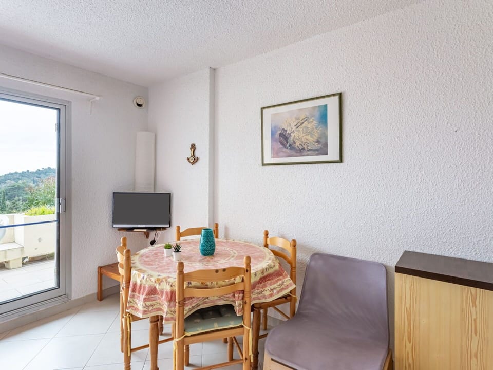 Property, Furniture, Table, Building, Wood, Picture Frame, Interior Design, Chair, Paint, Floor