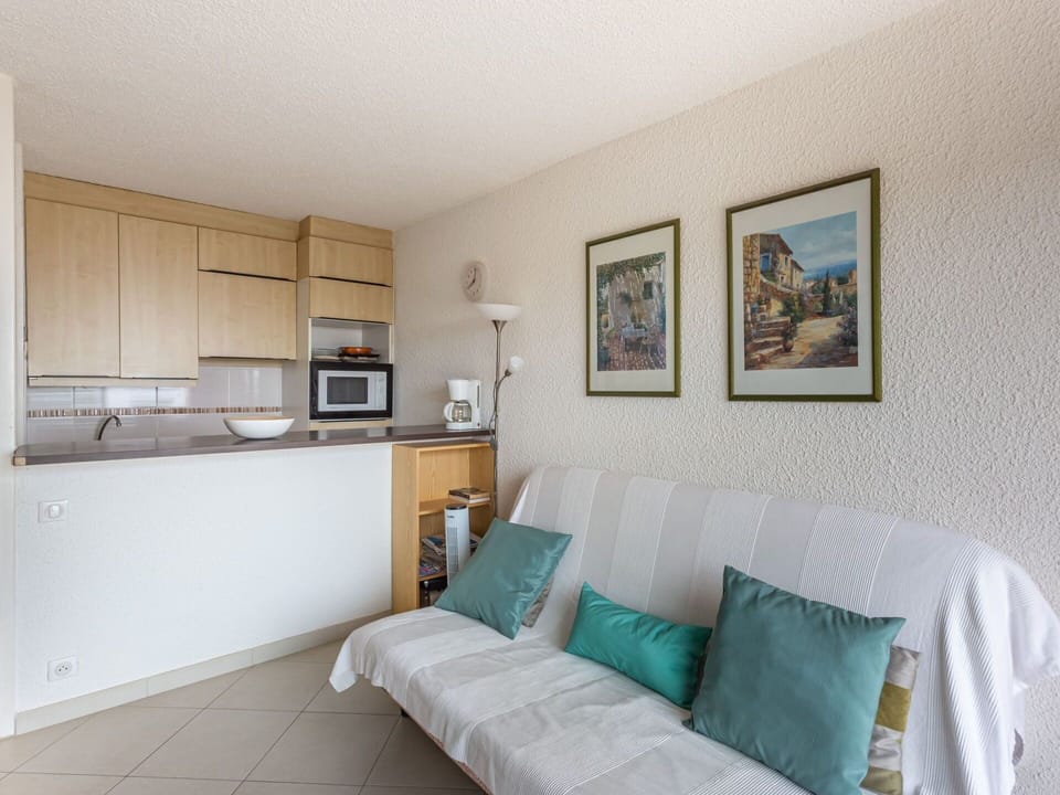 Property, Couch, Picture Frame, Cabinetry, Wood, Countertop, Interior Design, Pillow, Comfort, Floor