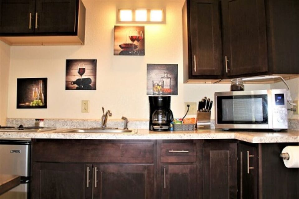 Discover the charm of our compact yet fully equipped kitchen in our delightful short-term rental. Designed with efficiency and style in mind, this cozy culinary haven is a haven for food enthusiasts. Enjoy intimate dining experiences in the adjoining dini