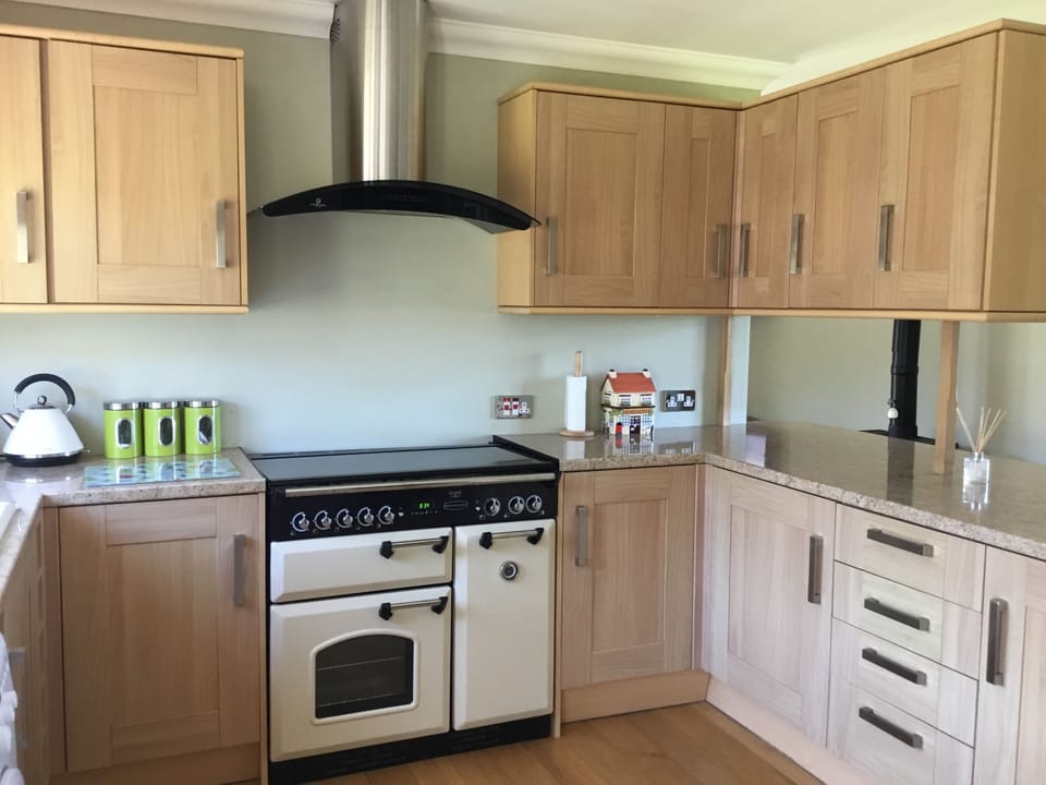 Well equipped kitchen the dual fuel range cooker, washing machine, dishwasher.