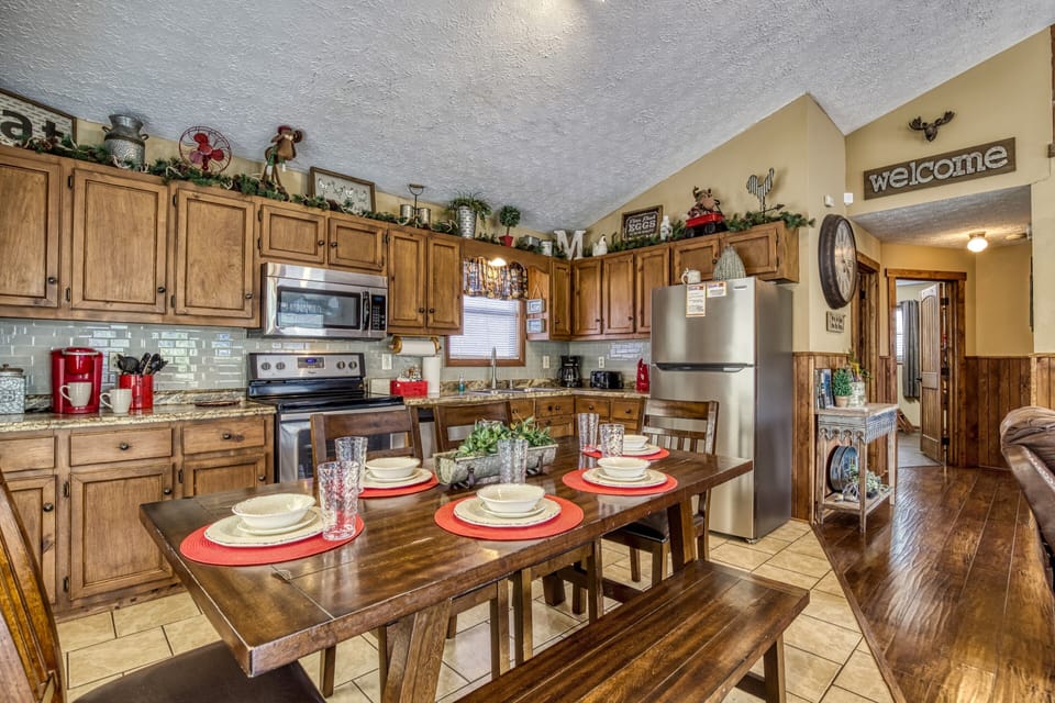 Pigeon Forge Cabin with a View "Moose Haven Cabin" - Fully furnished kitchen