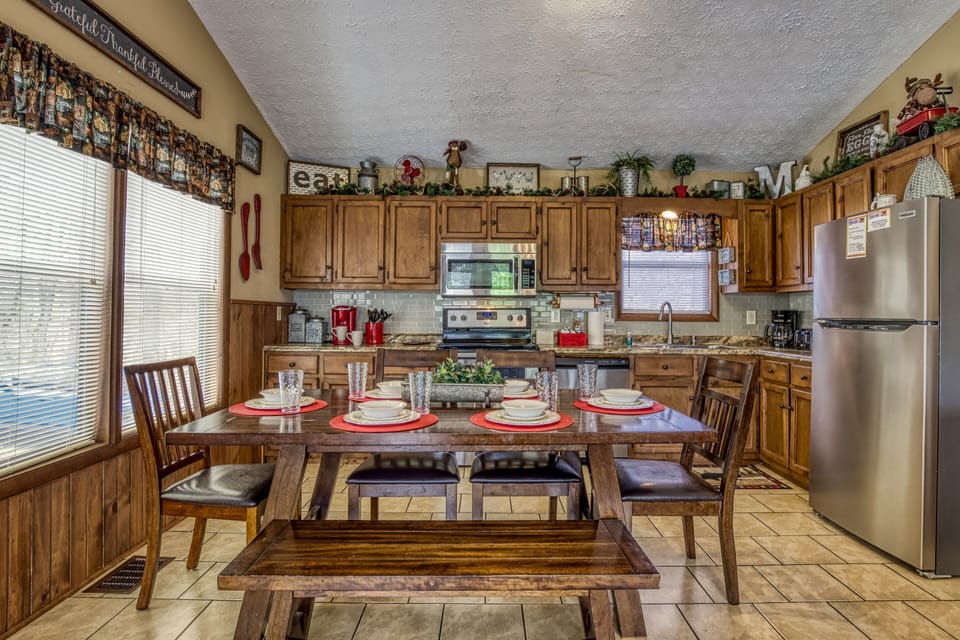Pigeon Forge Cabin with a View "Moose Haven Cabin" - Dining table and fully furnished kitchen