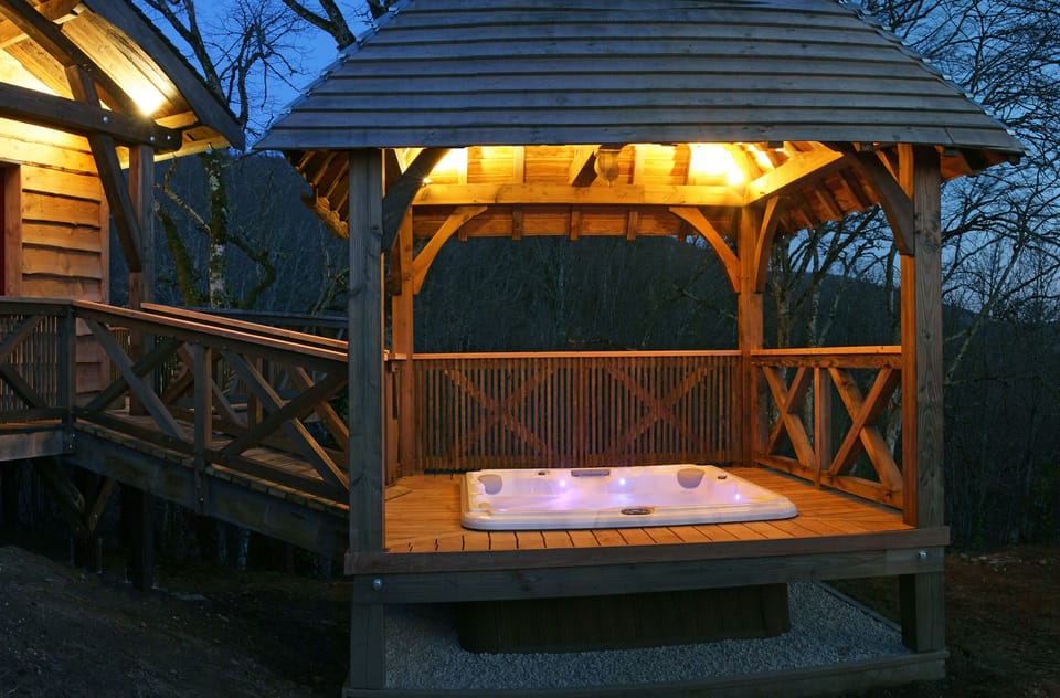 Outdoor spa tub