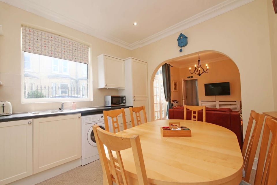 Kitchen /Dining area
