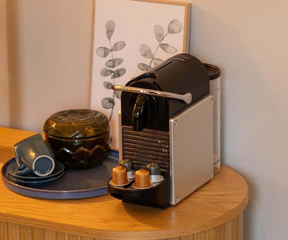 Natuurlijk heeft de studio tussen de bollenvelden een Nespresso apparaat voor een heerlijk kopje koffie
