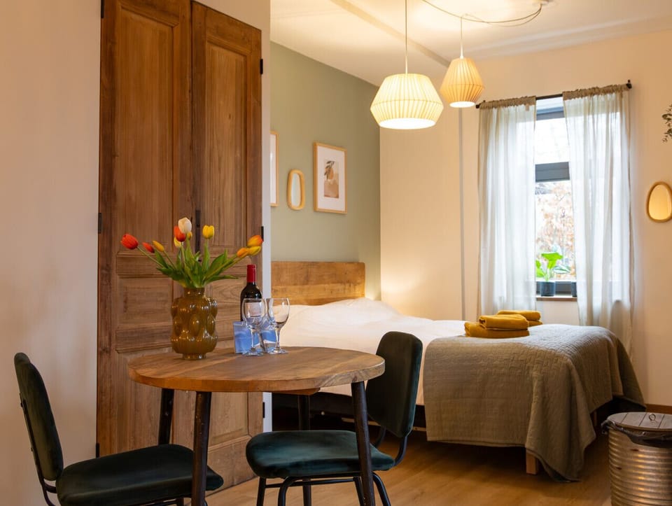 De Studio tussen de bollenvelden heeft een heerlijke rustige uitstraling, een lekker queen size bed . U voelt zich er vast thuis.