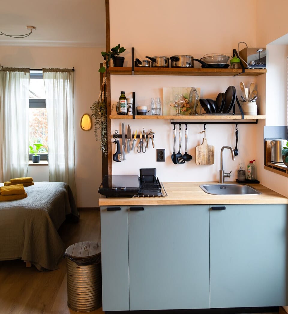Studio tussen de bossen en de bollenvelden heeft een kookgelegenheid met voldoende servies en keukengerei om een lekkere lunch of een simpel diner te bereiden. De Supermarkt is op loopafstand.