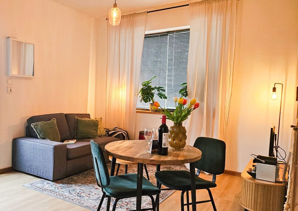 De studio ligt aan de rand van Noordwijk, heeft een zit gedeelte met een comfortabele bank en een slaapgedeelte met een heerlijk elektrisch verstelbare box spring. De studio is modern ingericht en van alle gemakken voorzien.