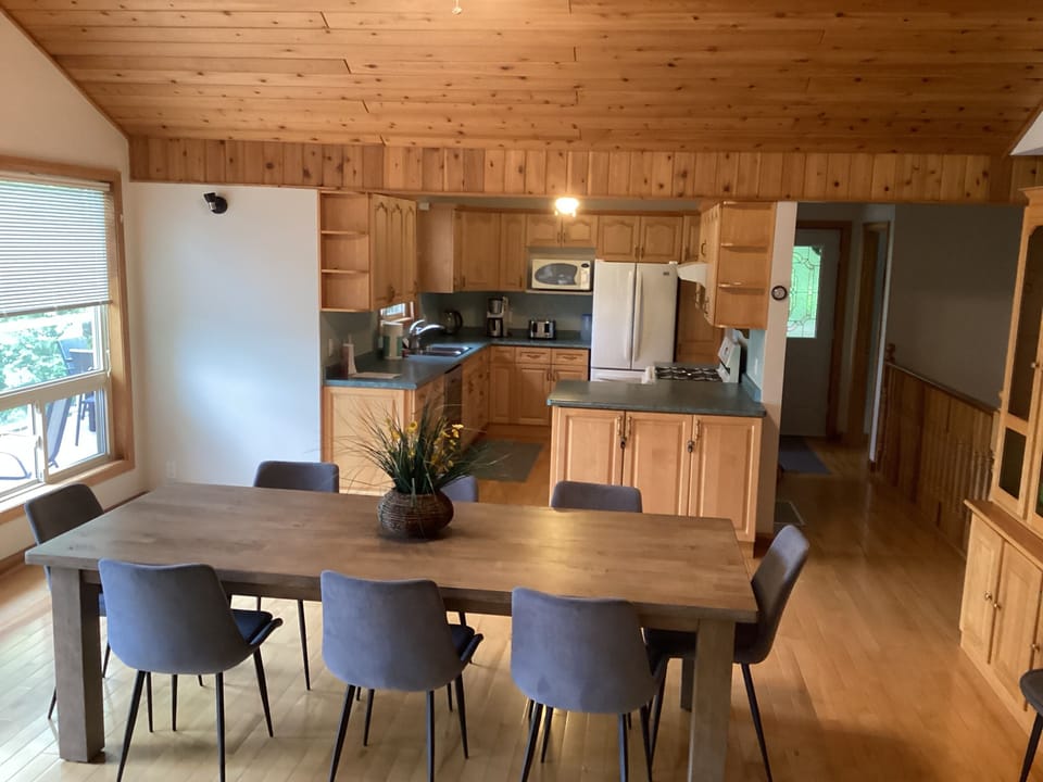 Open and Spacious Dining to the Kitchen