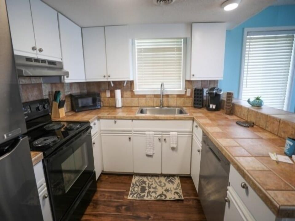 Room, Indoors, Kitchen, Microwave, Oven