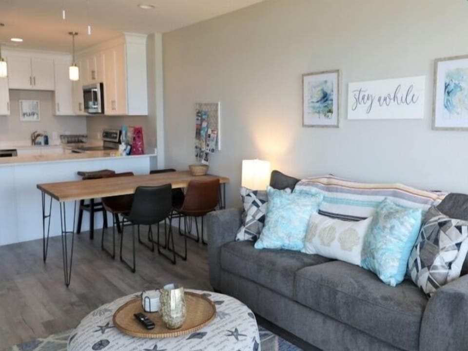 Chair, Furniture, Couch, Indoors, Room