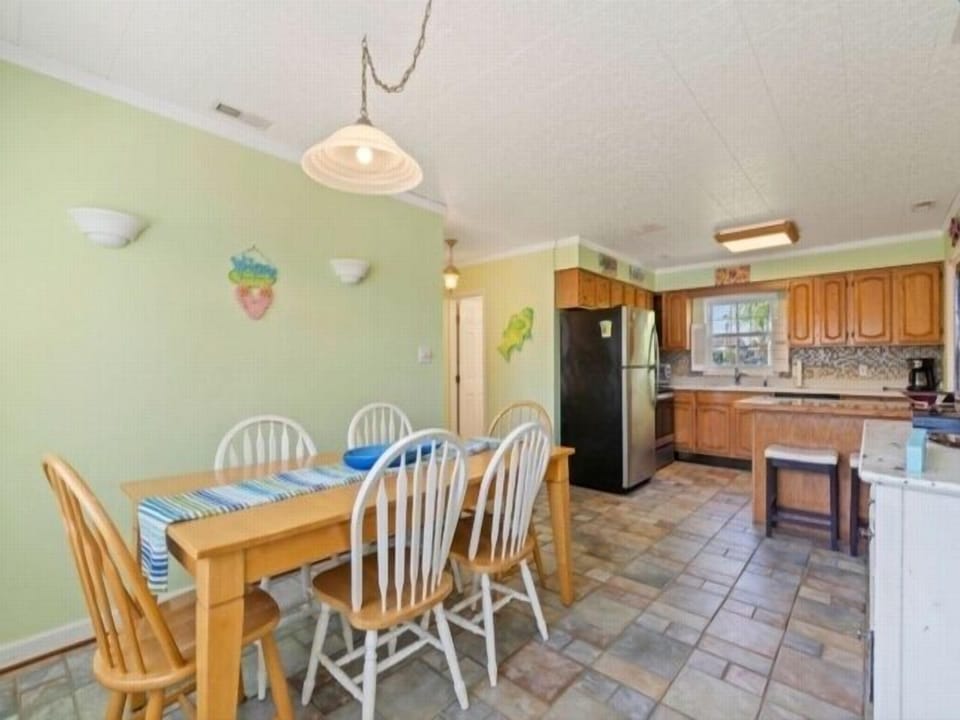 Chair, Furniture, Flooring, Indoors, Room
