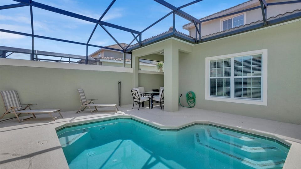 Beautiful 5 bed 4 bath townhome located in Paradise Palms Resort