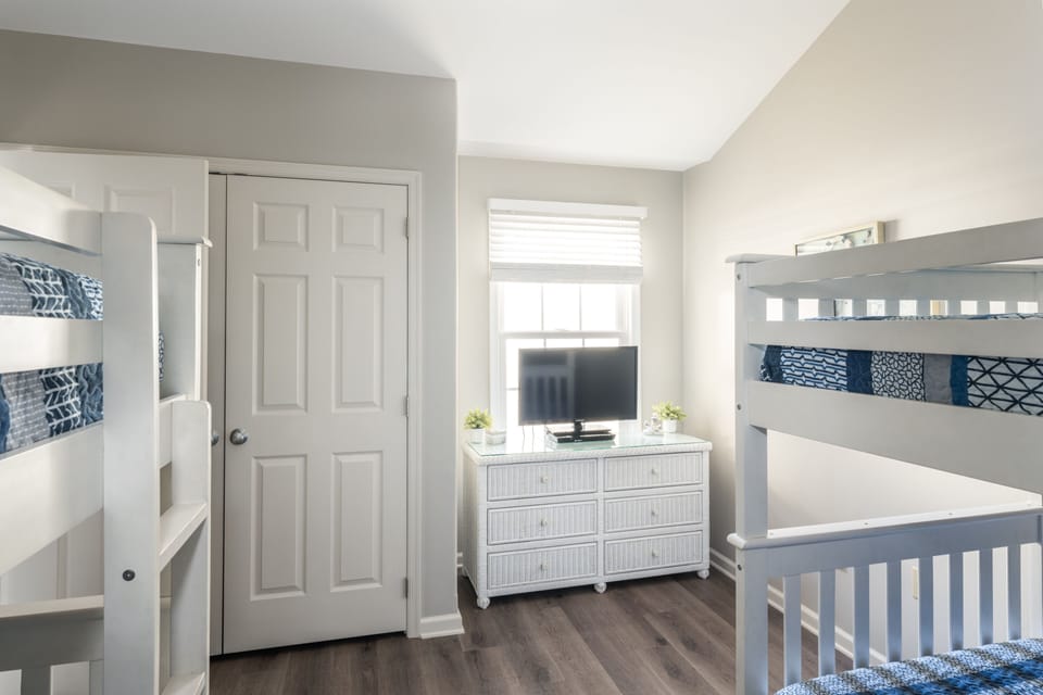 Guest Bunk Bedroom with 4 Twin Beds and 1 Trundle Bed (Total of 5 Twin Beds)