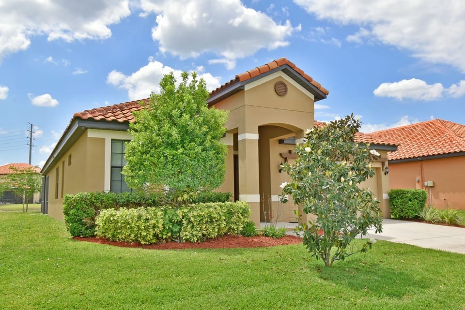 Front of villa near Disney