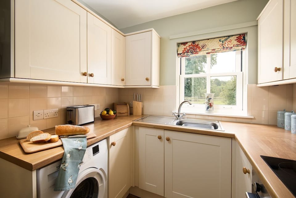 Crailing West Lodge - the light and airy kitchen